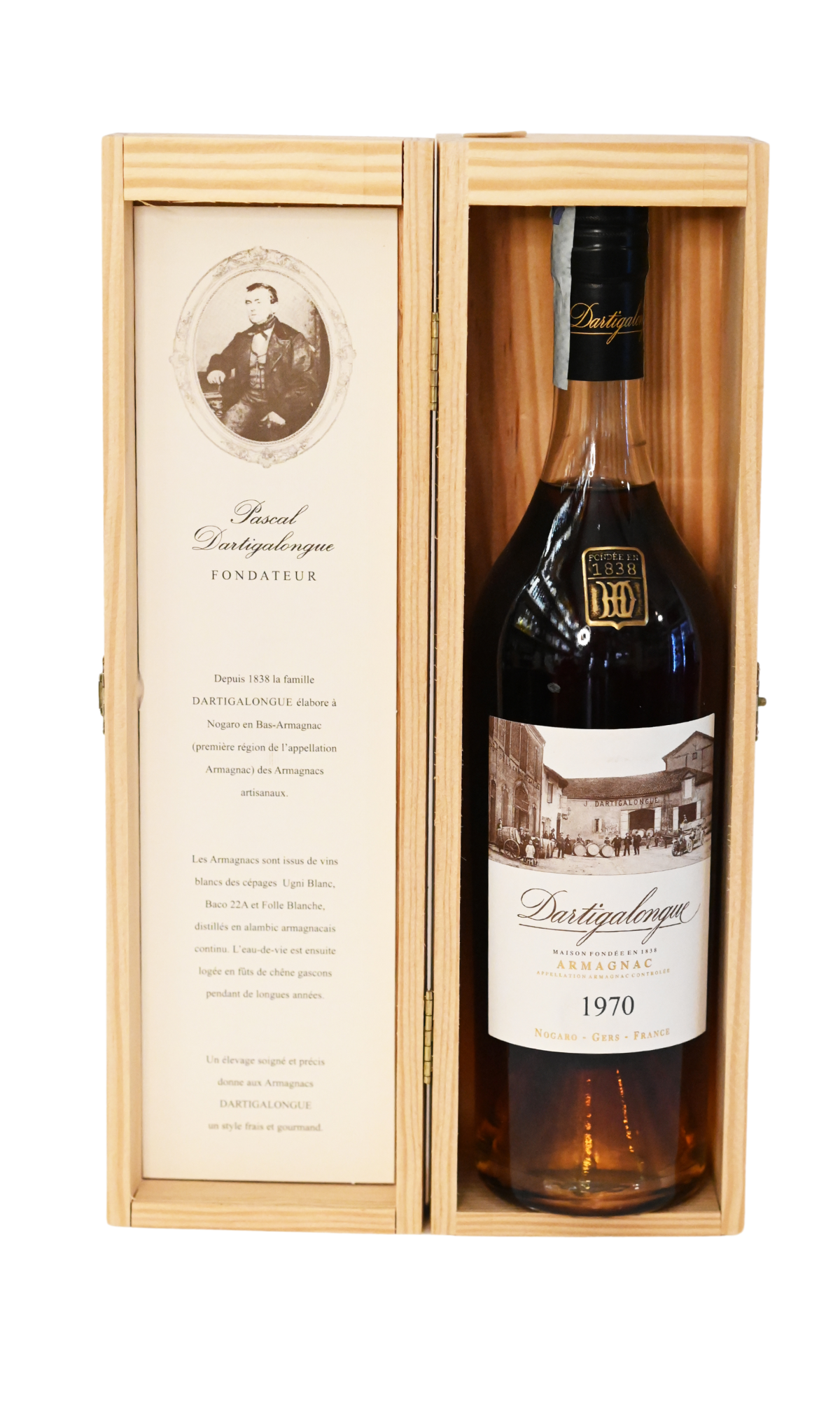 Bas Armagnac Dartigalongue 1970 , un distillato francese vintage pregiato prodotto con cura artigianale nella regione della Guascogna. Questo raro Armagnac , frutto di un invecchiamento impeccabile, offre un'elegante armonia di sapori. Colore ambrato scuro, profumo intenso di frutta matura e agrumi. Al palato è vellutato, leggermente tannico, con retrogusto vanigliato e speziato.
