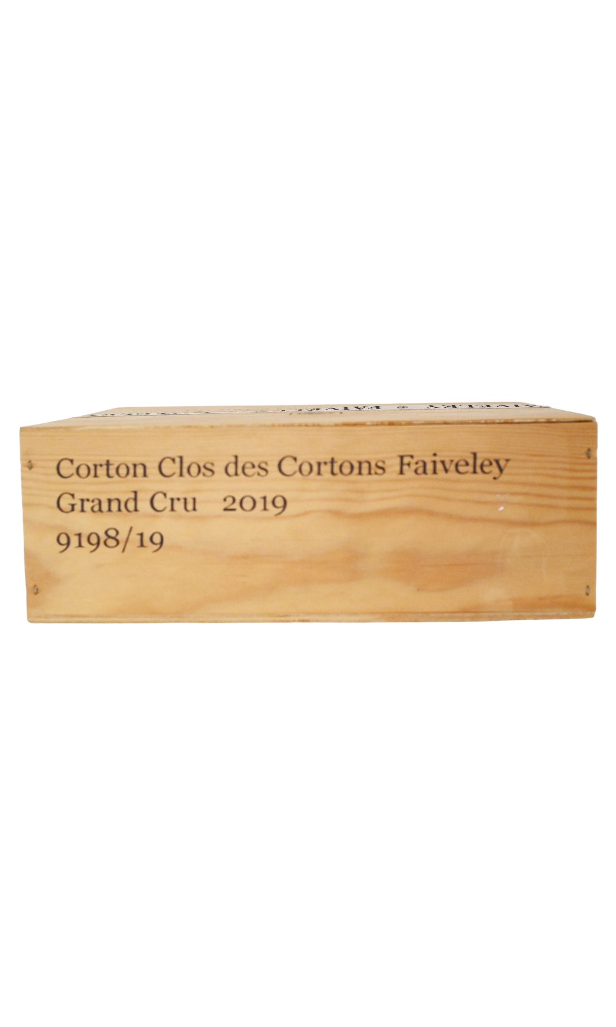 Il Corton-clos des Cortons Faveley Grand cru 2019 dal colore rosso rubino trasparente, al naso è raffinato e sontuoso e allo stesso tempo ricco di sfumature di confettura di amarena e lamponi, pepe nero e cannella, vaniglia e cioccolato, su un delicato sfondo vegetale e balsamico. 