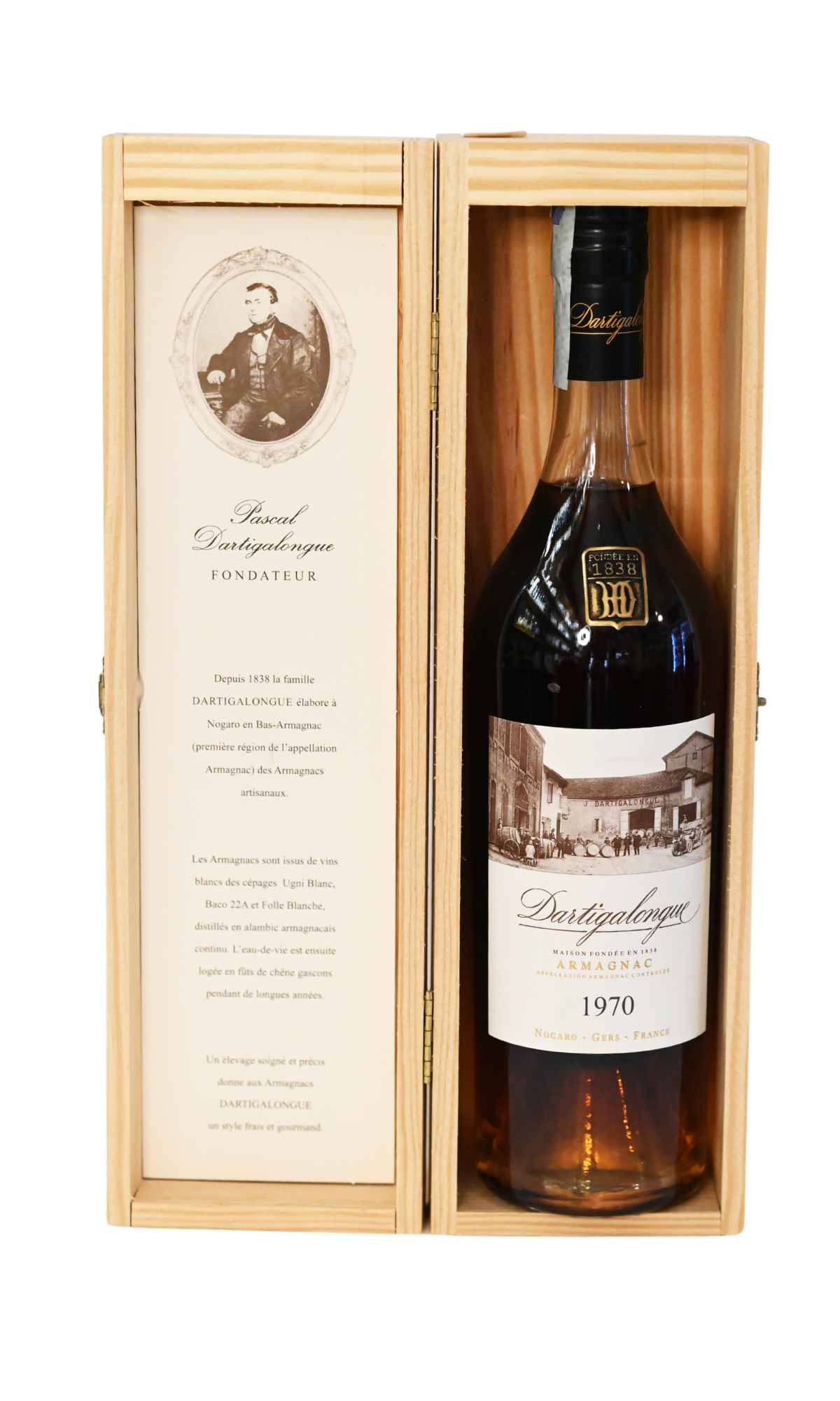 Bas Armagnac Dartigalongue 1970 , un distillato francese&nbsp;&nbsp; vintage pregiato &nbsp;prodotto con cura artigianale nella regione della Guascogna. Questo raro Armagnac , frutto di un invecchiamento impeccabile, offre un'elegante armonia di sapori.&nbsp; Colore ambrato scuro, profumo intenso di frutta matura e agrumi. Al palato è vellutato, leggermente tannico, con retrogusto vanigliato e speziato.