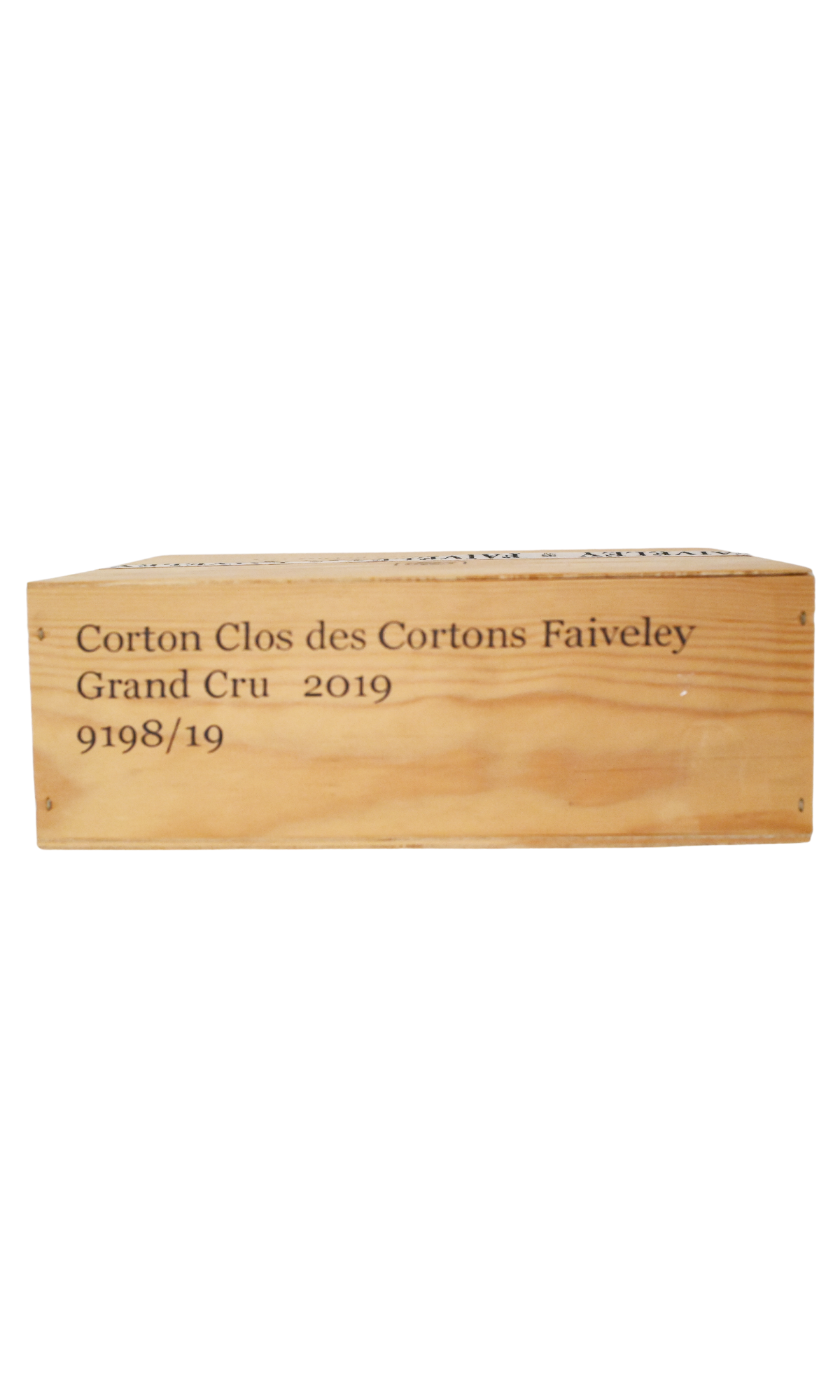 Il Corton-clos des Cortons Faveley Grand cru 2019 dal colore rosso rubino trasparente, al naso è raffinato e sontuoso e allo stesso tempo ricco di sfumature di confettura di amarena e lamponi, pepe nero e cannella, vaniglia e cioccolato, su un delicato sfondo vegetale e balsamico.&nbsp;