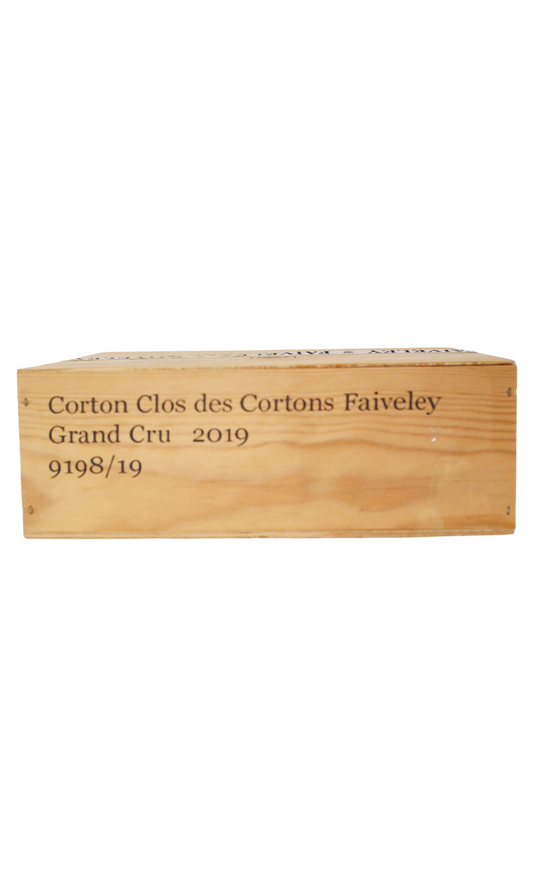 Il Corton-clos des Cortons Faveley Grand cru 2019 dal colore rosso rubino trasparente, al naso è raffinato e sontuoso e allo stesso tempo ricco di sfumature di confettura di amarena e lamponi, pepe nero e cannella, vaniglia e cioccolato, su un delicato sfondo vegetale e balsamico.&nbsp;